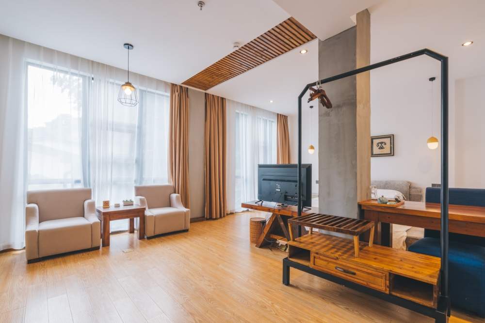 地板种类全面解析:实木复合强化竹木软木选购指南(图4) 地板的种类有哪些?听听资深地板销售员说的吧!