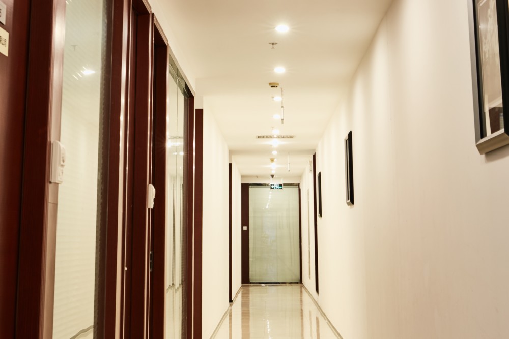 木地板安装的好才能出效果，老师傅给你介绍怎么装木地板