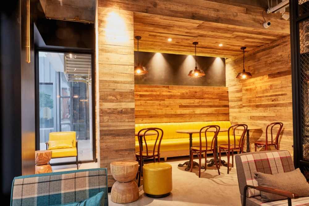 选购地板颜色颜色时不要走进误区——以为深色地板是耐脏的！