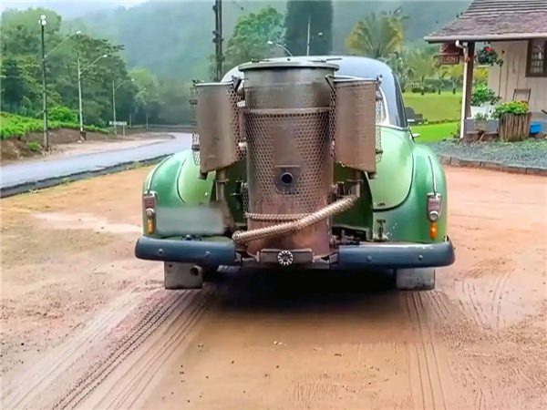 木柴驱动汽车：环保能源的革新实践(图1)